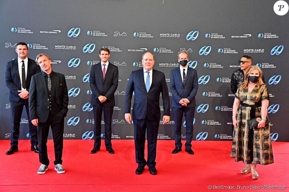 Le prince Albert II de Monaco entre les membres du Jury Fiction Moritz Polter, Mans Marlind, Anders Tangen, Kay Mellor, JoeyStarr (Joey Starr) et Arnaud Ducret lors de la soirée d'ouverture du 60ème Festival de Télévision de Monte-Carlo au Grimaldi Forum à Monaco, le 18 juin 2021. Créé en 1961 par le Prince Rainier III de Monaco, le Festival de Télévision de Monte-Carlo présente, depuis plus d'un demi-siècle, les tendances du petit écran et anticipe les révolutions du secteur. © Bruno Bébert/Bestimage
