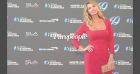 Ingrid Chauvin divine en robe rouge fendue, avec l'équipe de Demain nous appartient
