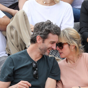 Karin Viard et son compagnon dans les tribunes des internationaux de France de tennis de Roland Garros à Paris, France, le 9 juin 2019. © Jacovides-Moreau/Bestimage