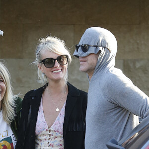 Le prince Emmanuel-Philibert de Savoie et Laeticia Hallyday - Le prince Emmanuel-Philibert de Savoie est au volant de la voiture "Shelby Cobra" sport de Johnny avec Laeticia Hallyday direction le restaurant SoHo House de Malibu en famille à Los Angeles, le 3 novembre 2019.
