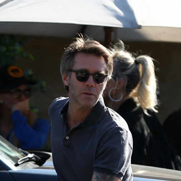 Le prince Emmanuel-Philibert de Savoie - Le prince Emmanuel-Philibert de Savoie est au volant de la voiture "Shelby Cobra" sport de Johnny avec Laeticia Hallyday direction le restaurant SoHo House de Malibu en famille à Los Angeles, le 3 novembre 2019.