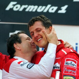 Archives - Jean Todt embrasse Michael Schumacher, qui vient de remporter le Grand Prix de Formule 1 de Belgique. Le 24 aout 1997.