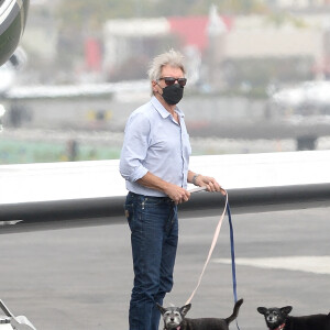 Exclusif - Harrison Ford et Calista Flockhart sortent de leur jet privé avec leurs animaux de compagnie à Los Angeles, Californie, Etats-Unis, le 13 avril 2021.