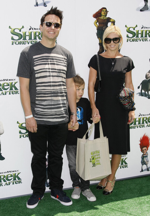 Mark Hoppus en famille - Première du film "Shrek 4 : Il était une fin" au Gibson Amphitheatre, à Universal City.