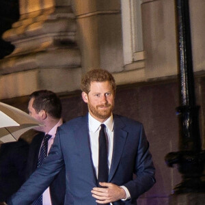 Le prince Harry et sa fiancée Meghan Markle arrivent à pied sous la pluie à la soirée "Endeavour Fund Awards" au Goldsmith Hall à Londres le 1er février 2018.