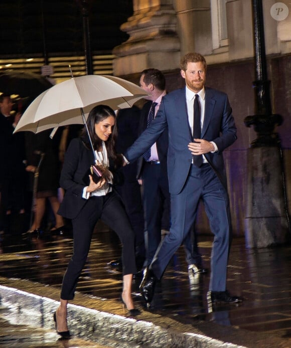 Le prince Harry et sa fiancée Meghan Markle arrivent à pied sous la pluie à la soirée "Endeavour Fund Awards" au Goldsmith Hall à Londres le 1er février 2018.