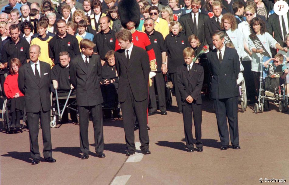 Le prince Philip, le prince William, Earl Spencer (le frère de Diana), le prince Harry et le prince Charles lors des funérailles de Diana à Londres en septembre 1997.