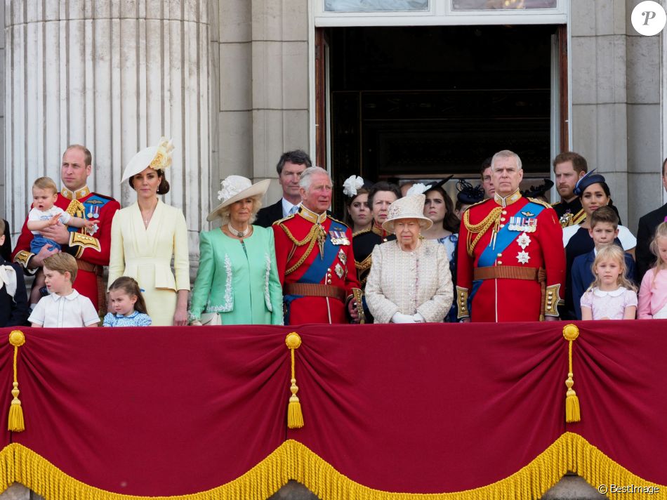Le prince William, duc de Cambridge, et Catherine (Kate) Middleton, duchesse de Cambridge, le prince George de Cambridge, la princesse Charlotte de Cambridge, le prince Louis de Cambridge, Camilla Parker Bowles, duchesse de Cornouailles, le prince Charles, prince de Galles, la reine Elisabeth II d'Angleterre, le prince Andrew, duc d'York, le prince Harry, duc de Sussex, et Meghan Markle, duchesse de Sussex, la princesse Beatrice d'York, la princesse Eugenie d'York, la princesse Anne - La famille royale au balcon du palais de Buckingham lors de la parade Trooping the Colour 2019, célébrant le 93ème anniversaire de la reine Elisabeth II, Londres, le 8 juin 2019.