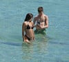 L'actrice Maria Pedraza (Casa de Papel) se baigne à Ibiza avec son ami Juanjo Almeida le 23 juin 2021.