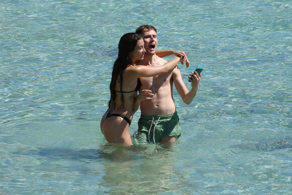 L'actrice Maria Pedraza (Casa de Papel) se baigne à Ibiza avec son ami Juanjo Almeida le 23 juin 2021.