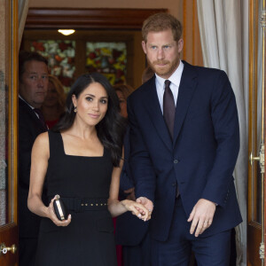 Le prince Harry, duc de Sussex, et sa femme Meghan Markle, duchesse de Sussex lors d'une réception à la Glencairn House (résidence de R. Barnett) à Dublin, deux mois après leur mariage.