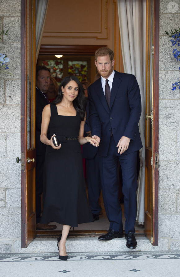 Le prince Harry, duc de Sussex, et sa femme Meghan Markle, duchesse de Sussex lors d'une réception à la Glencairn House (résidence de R. Barnett) à Dublin, deux mois après leur mariage.