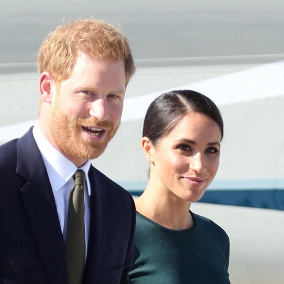 Le prince Harry, duc de Sussex et sa femme Meghan Markle, duchesse de Sussex arrivent à l'aéroport de Dublin, le 10 juillet 2018.