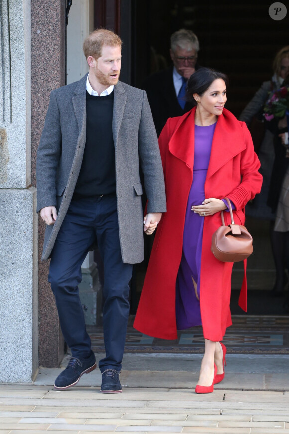 Le prince Harry, duc de Sussex, et Meghan Markle, duchesse de Sussex, enceinte de son fils Archie, lors d'une visite à Birkenhead le 14 janvier 2019