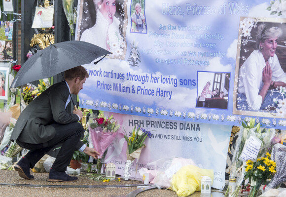 Le prince Harry lors de la visite du Sunken Garden dédié à la mémoire de Lady Diana à Londres le 30 août 2017.