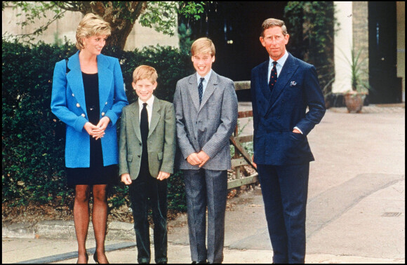Lady Diana, le prince Charles et leurs enfants William et Harry au Eton College en 1995.