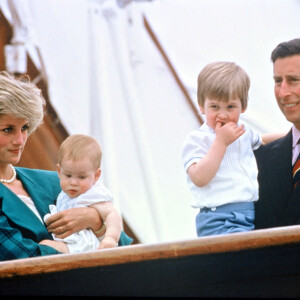 Diana et le prince Charles avec leurs fils William et Harry à Venise en 1985.