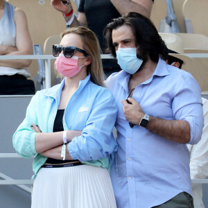 Chloé Jouannet et Nikola Lange dans les tribunes du tournoi de Roland-Garros à Paris, le 30 mai 2021. © Dominique Jacovides/Bestimage