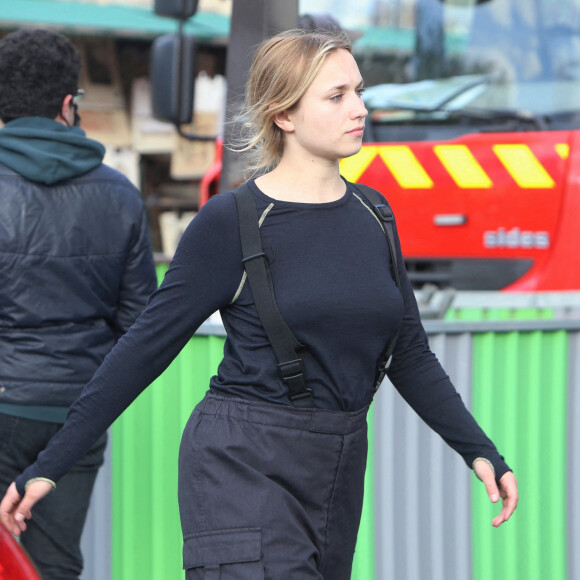 Chloé Jouannet - Tournage du film "Notre-Dame brûle" de Jean-Jacques Annaud à Paris le 20 avril 2021. © Panoramic / Bestimage