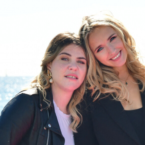 Marie-Sophie Larrouy, Chloé Jouannet, Salomé Diénis-Meulien - Photocall de "Derby Girl" dans le cadre de Canneseries saison 3 au Palais des Festivals à Cannes le 12 octobre 2020. © Bruno Bebert / Bestimage