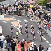 Tour de France 2021 : Une supportrice cause la chute de nombreux coureurs, une vidéo impressionnante