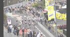 Tour de France 2021 : Une supportrice cause la chute de nombreux coureurs, une vidéo impressionnante
