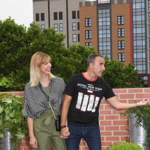 Nikos Aliagas avec sa femme Tina Grigoriou - Photocall à l'occasion de l'inauguration du nouveau Disney's Hotel New York - The Art of Marvel à Disneyland Paris le 26 juin 2021. © Guirec Coadic / Bestimage