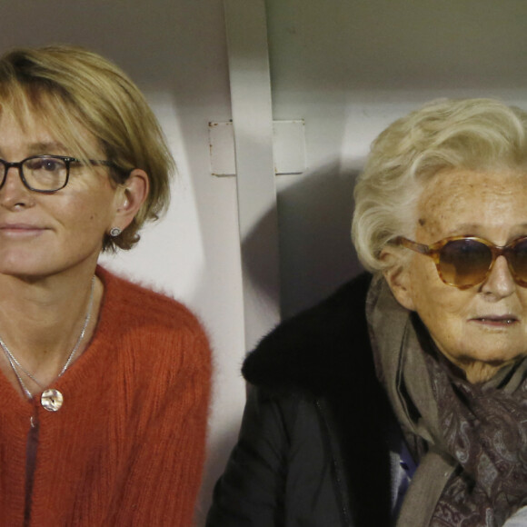 Semi-exclusif - Claude Chirac et sa mère Bernadette Chirac - Le Variétés Club de France dispute un match caritatif présidé par Madame B. Chirac au profit de "+ de Vie", en faveur des personnes âgées accueillies dans les services de gériatrie et d'URMA, service pédiatrie du CHU de Montpellier, parrainé par L. Blanc au stade Léo Lagrange de Poissy, France, le 11 Octobre 2017. © Marc Ausset-Lacroix/Bestimage