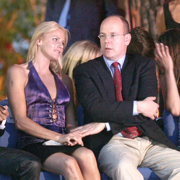 Le Prince Albert et Charlene Wittstock en mini-robe lacée à la soirée Amber Fashion à Monaco, en 2007.