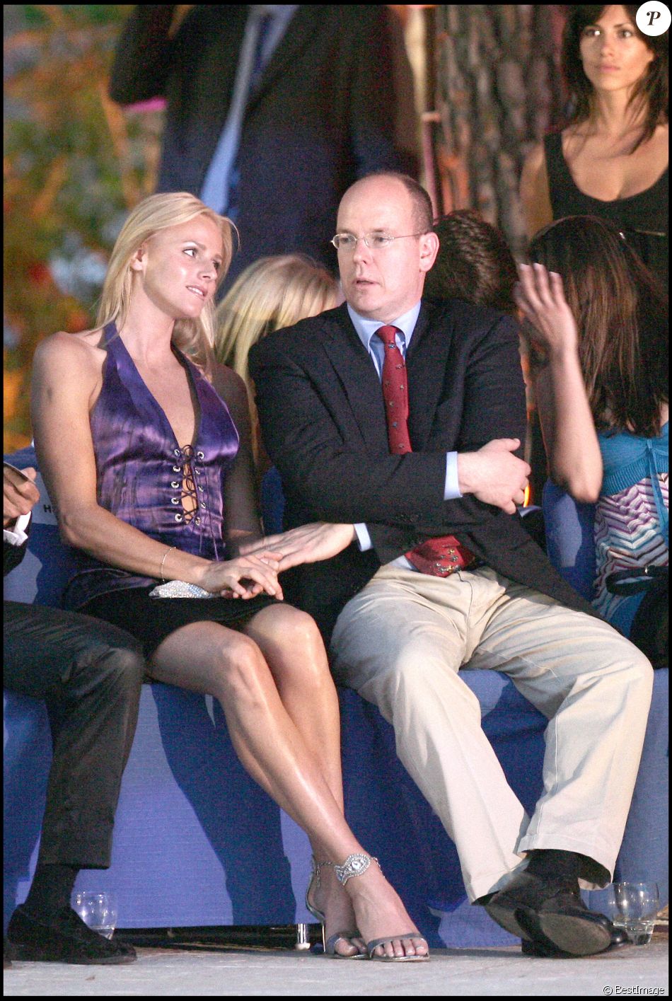 Le Prince Albert et Charlene Wittstock en mini-robe lacée à la soirée Amber Fashion à Monaco, en 2007.