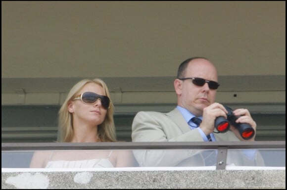 Le prince Albert de Monaco et Charlene Wittstock (avec des lunettes de soleil masque, typiques des 00's) au Grand Prix de Formule 1 de Monaco en 2007.