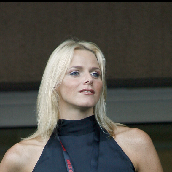 Charlene Wittstock en jean délavé au Stade Louis II de Monaco pour le premier anniversaire de l'intronisation du prince Albert, en 2007.