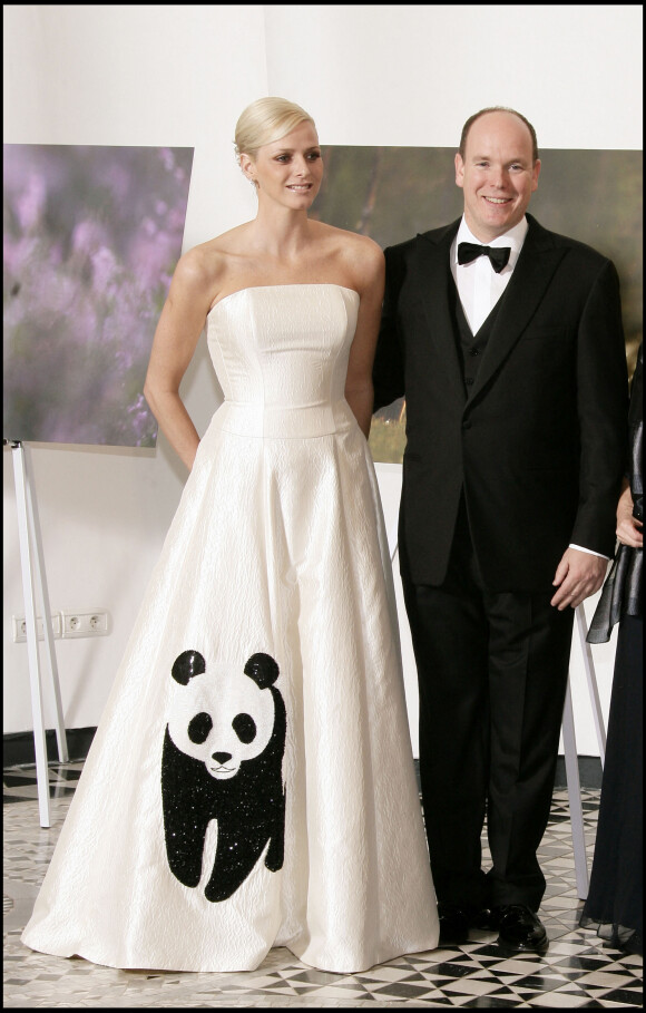 Le prince Albert de Monaco et Charlene Wittstock (en robe panda) au bal de charité Panda Ball, organisé par le WWF à Monaco en 2008.