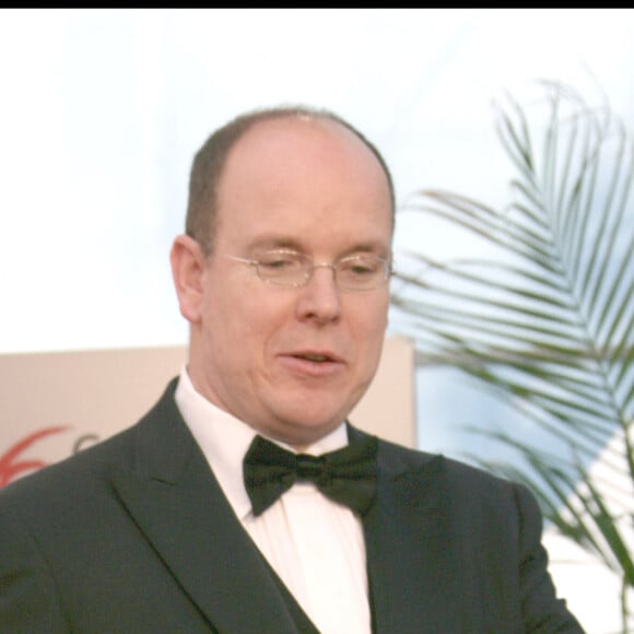 Le prince Albert de Monaco et Charlene Wittstock (en robe dos nu) lors de la cérémonie des Nymphes d'Or, au Festival de Télévision de Monte-Carlo, en 2008.