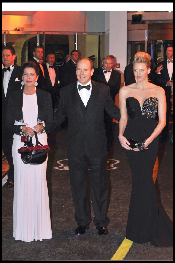 La princesse Caroline et le prince Albert de Monaco avec Charlene Wittstock (avec une coupe courte défiant la gravité) au Bal de la Rose de Monaco "Rock'N'Rose" en 2009.