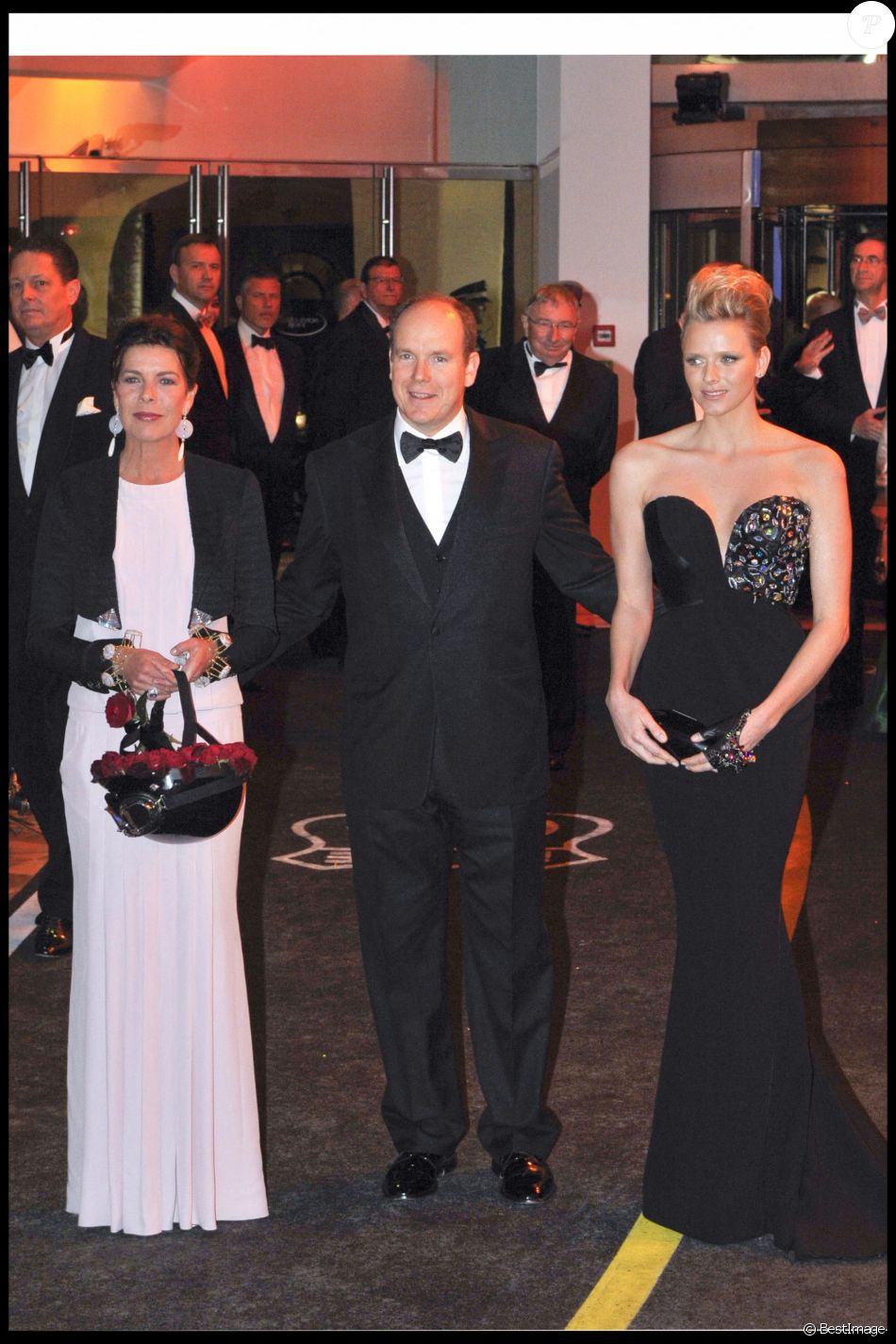 La princesse Caroline et le prince Albert de Monaco avec Charlene Wittstock (avec une coupe courte défiant la gravité) au Bal de la Rose de Monaco "Rock'N'Rose" en 2009.