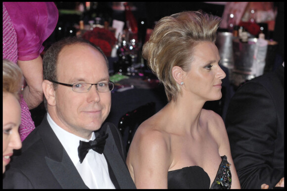 Le prince Albert de Monaco et Charlene Wittstock (avec une coupe courte défiant la gravité) au Bal de la Rose de Monaco "Rock'N'Rose" en 2009.