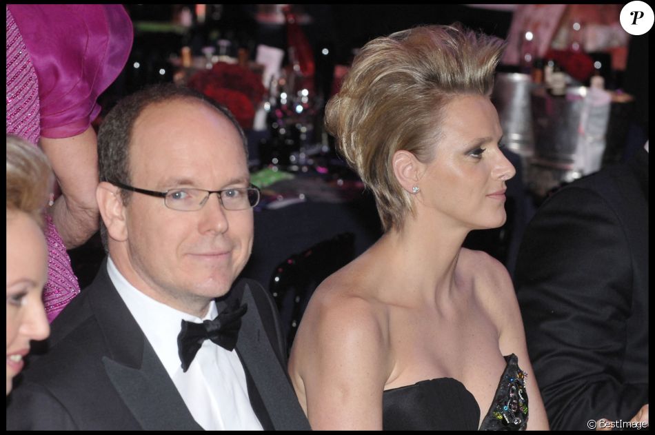 Le prince Albert de Monaco et Charlene Wittstock (avec une coupe courte défiant la gravité) au Bal de la Rose de Monaco "Rock'N'Rose" en 2009.