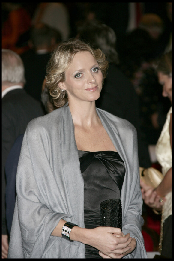 Charlene Wittstock (avec les sourcils effacés et une coupe bouclée risquée, façon Nellie Oleson) lors de la remise des récompenses de la Fondation Prince Albert II de Monaco en 2009.