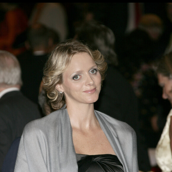 Charlene Wittstock (avec les sourcils effacés et une coupe bouclée risquée, façon Nellie Oleson) lors de la remise des récompenses de la Fondation Prince Albert II de Monaco en 2009.