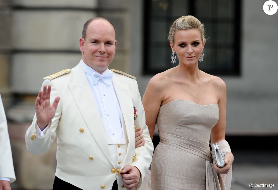 Le prince Albert de Monaco et Charlene Wittstock (avec un smoky eye soutenu) au mariage de la princesse Victoria de Suède avec Daniel Westling à Stockholm en 2010.