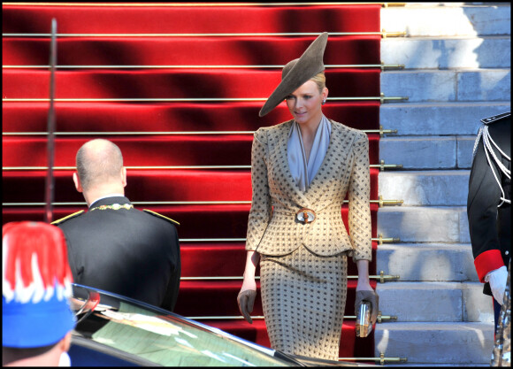 Le prince Albert de Monaco et Charlene Wittstock (en tailleur structuré) à la cathédrale de Monaco en 2010.