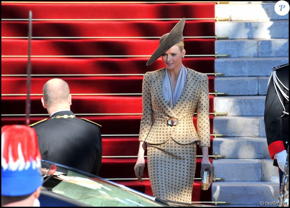 Le prince Albert de Monaco et Charlene Wittstock (en tailleur structuré) à la cathédrale de Monaco en 2010.