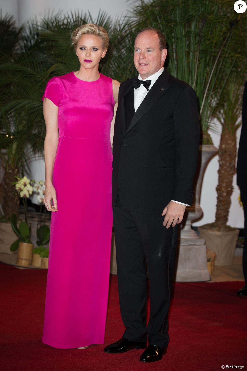La princesse Charlène de Monaco (en total look fuchsia) et le prince Albert II de Monaco - Gala du Grand prix de Formule 1 au Sporting de Monaco le 25 mai 2014.