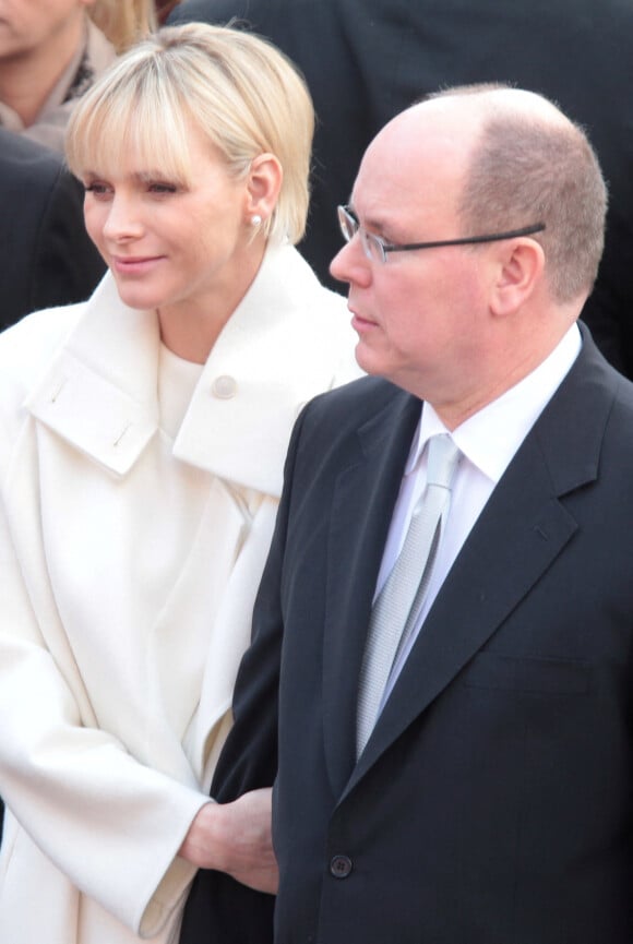 Le prince Albert II de Monaco et la princesse Charlène (qui s'essaye à la frange) saluent les habitants de la principauté place du Palais de Monaco, le 7 janvier 2015.