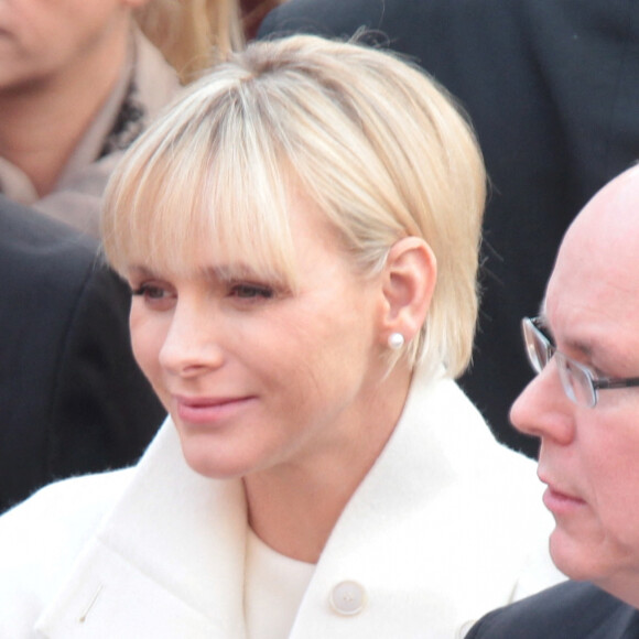 Le prince Albert II de Monaco et la princesse Charlène (qui s'essaye à la frange) saluent les habitants de la principauté place du Palais de Monaco, le 7 janvier 2015.