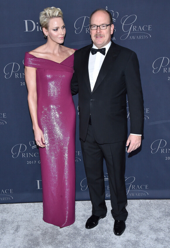 Le prince Albert II de Monaco (moustachu !) et la princesse Charlène de Monaco (en robe Ralph Lauren, avec une coupe défiant la gravité) au gala "Princess Grace Awards 2017" au Beverly Hilton Hotel à Los Angeles, le 25 octobre 2017.