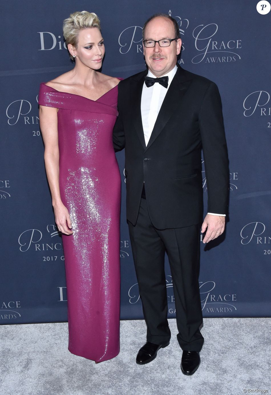 Le prince Albert II de Monaco (moustachu !) et la princesse Charlène de Monaco (en robe Ralph Lauren, avec une coupe défiant la gravité) au gala "Princess Grace Awards 2017" au Beverly Hilton Hotel à Los Angeles, le 25 octobre 2017.