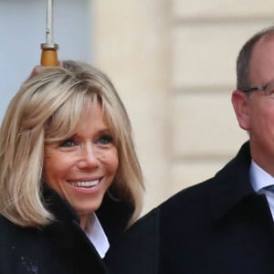 Le président de la République française Emmanuel Macron et sa femme la Première Dame Brigitte Macron (Trogneux) avec le prince Albert II de Monaco et la princesse Charlène (avec un noeud XL) - Le président de la République française et sa femme la Première Dame reçoivent les présidents avant la cérémonie du Centenaire de l'Armistice de la Première Guerre Mondiale, au palais de l'Elysée à Paris, France, le 11 novembre 2018. © Stéphane Lemouton/Bestimage