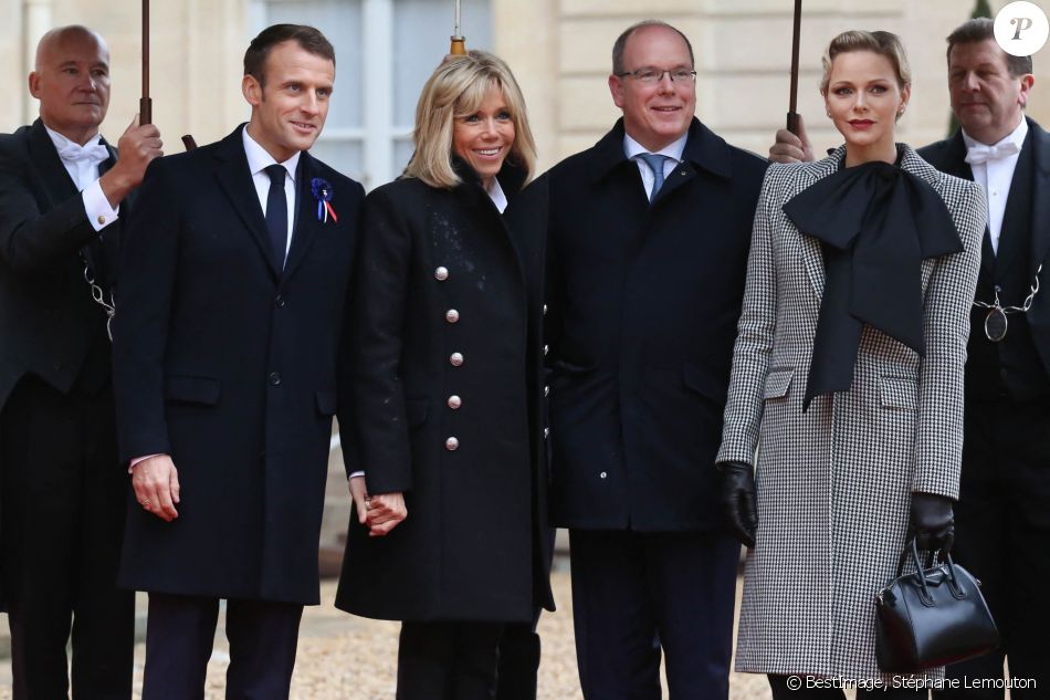 Le président de la République française Emmanuel Macron et sa femme la Première Dame Brigitte Macron (Trogneux) avec le prince Albert II de Monaco et la princesse Charlène (avec un noeud XL) - Le président de la République française et sa femme la Première Dame reçoivent les présidents avant la cérémonie du Centenaire de l'Armistice de la Première Guerre Mondiale, au palais de l'Elysée à Paris, France, le 11 novembre 2018. © Stéphane Lemouton/Bestimage